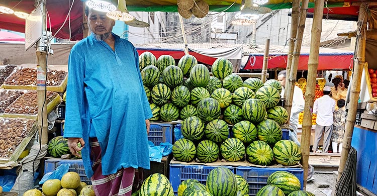নারায়ণগঞ্জ/ নাগালের বাইরে আপেল-আঙুর, একশোর নিচে মিলছে না দেশি ফল