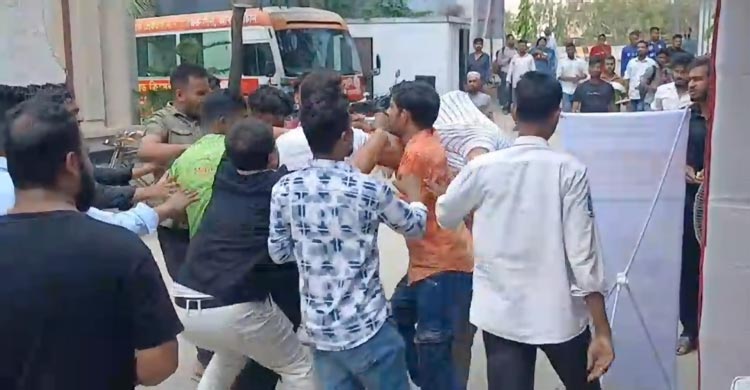 বিএনপি নেতার ওপর যুবদল কর্মীদের হামলা, ছিঁড়ে গেল পোশাক