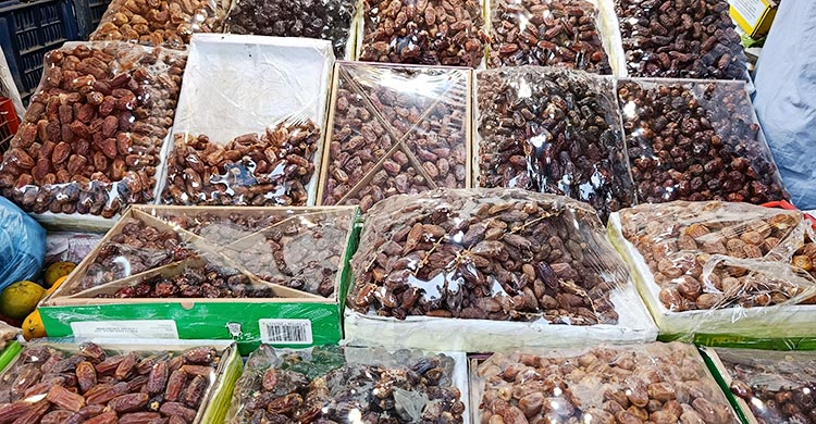 নারায়ণগঞ্জ/ নাগালের বাইরে আপেল-আঙুর, একশোর নিচে মিলছে না দেশি ফল