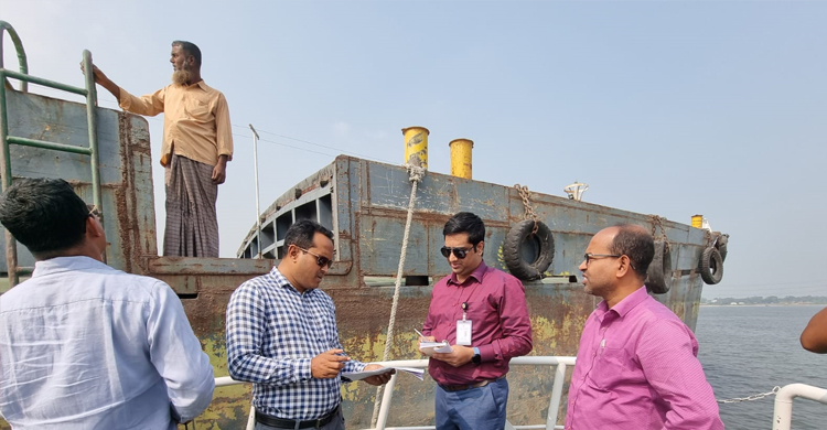 নারায়ণগঞ্জের শীতলক্ষ্যায় ৬ নৌযানকে জরিমানা