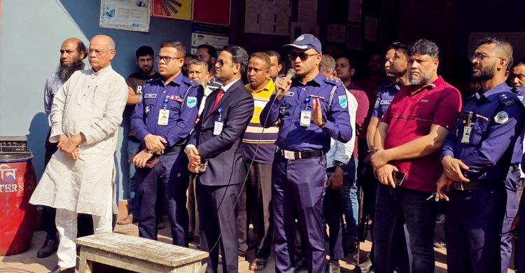 ভূমিকম্পে পোশাক কারখানা ভবনে ফাটল, শ্রমিকদের মধ্যে আতঙ্ক