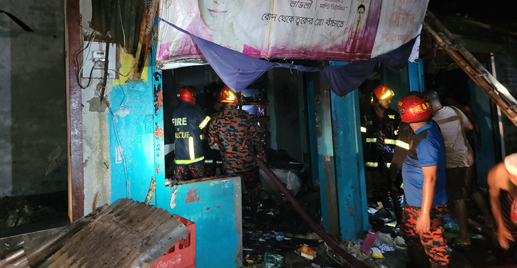নড়াইলে আগুনে পুড়লো ৪ দোকান