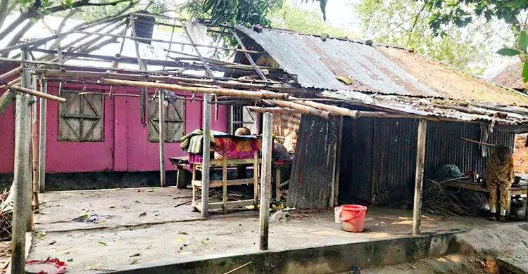 পাওনা টাকা না পেয়ে ঘরের টিন-বেড়া খুলে নিলেন পাওনাদাররা