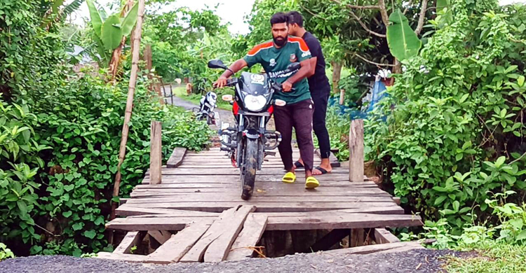 ধসে গেছে সেতু, কাঠের তক্তায় পারাপার