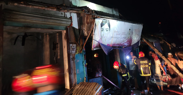নড়াইলে আগুনে পুড়লো ৪ দোকান