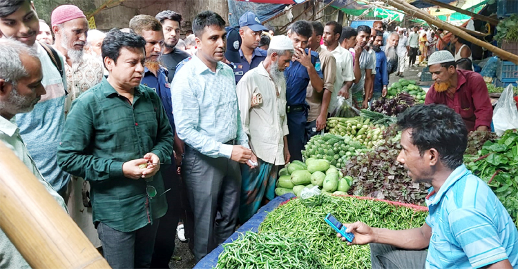 কাঁচা মরিচের কেজি ১০০ টাকা, ক্রেতাদের উপচে পড়া ভিড়