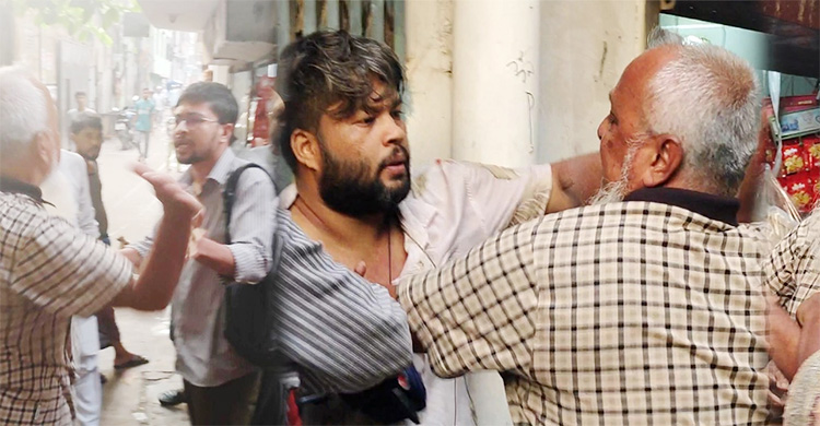 নারায়ণগঞ্জে পেশাগত দায়িত্ব পালনকালে সাংবাদিকদের ওপর হামলা