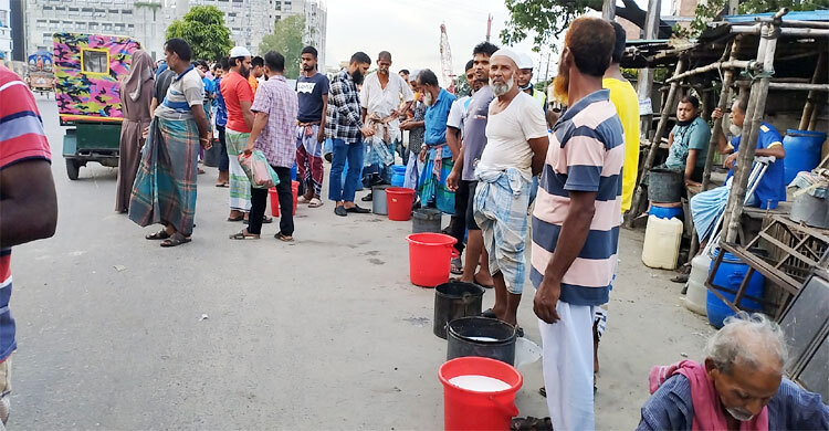 যে বাজারে প্রতিদিন বিক্রি হয় ৮ লাখ টাকার দুধ