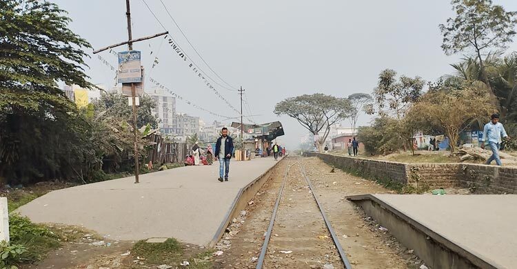 ট্রেন বন্ধ, ঢাকা-নারায়ণগঞ্জ রুটে দুর্ভোগে শিক্ষার্থী-অফিসগামীরা