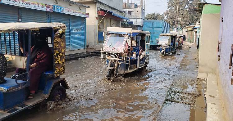 সারাবছর পানিতে তলিয়ে থাকে সড়ক