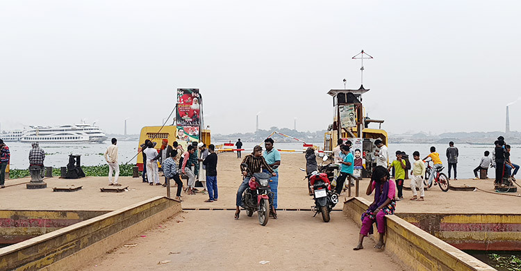 মাঝরাতে দুর্ঘটনা: ধলেশ্বরীতে ফেরি চলাচল বন্ধ, তদন্তে কমিটি