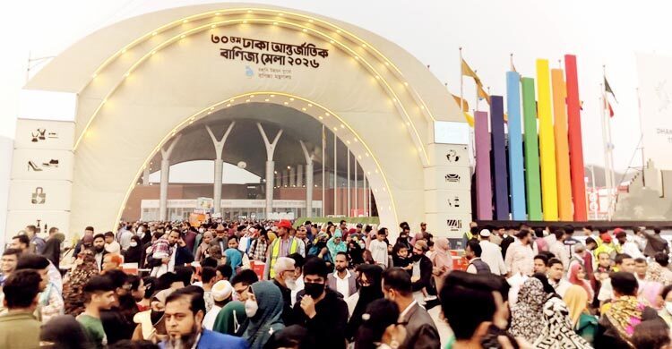 ছুটির দিনে লোকারণ্য বাণিজ্যমেলা