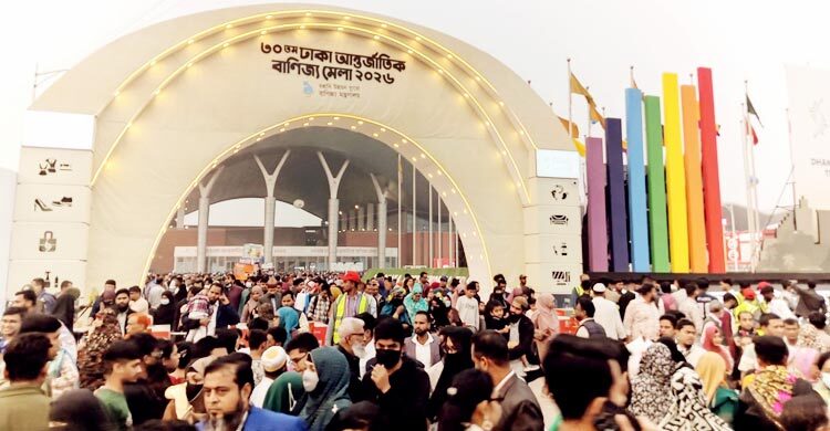 ছুটির দিনে লোকারণ্য বাণিজ্যমেলা