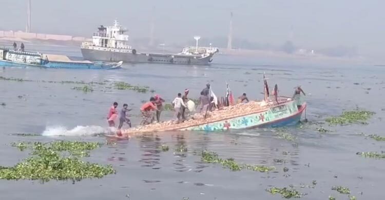 নারায়ণগঞ্জে ধলেশ্বরী নদীতে ডুবলো ইটবোঝাই বাল্কহেড