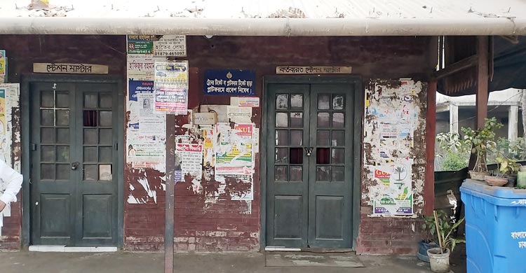 ট্রেন বন্ধ, ঢাকা-নারায়ণগঞ্জ রুটে দুর্ভোগে শিক্ষার্থী-অফিসগামীরা