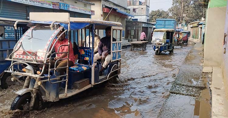 সারাবছর পানিতে তলিয়ে থাকে সড়ক
