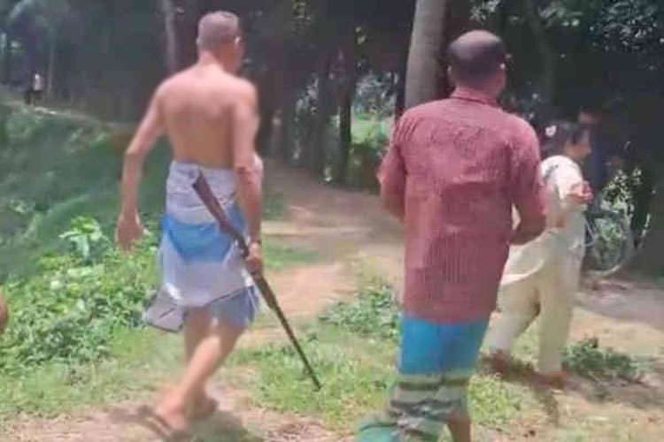 চাদাঁ না পেয়ে বন্দুক উঠিয়ে প্রবাসীকে গুলি করার হুমকি বিএনপি নেতার