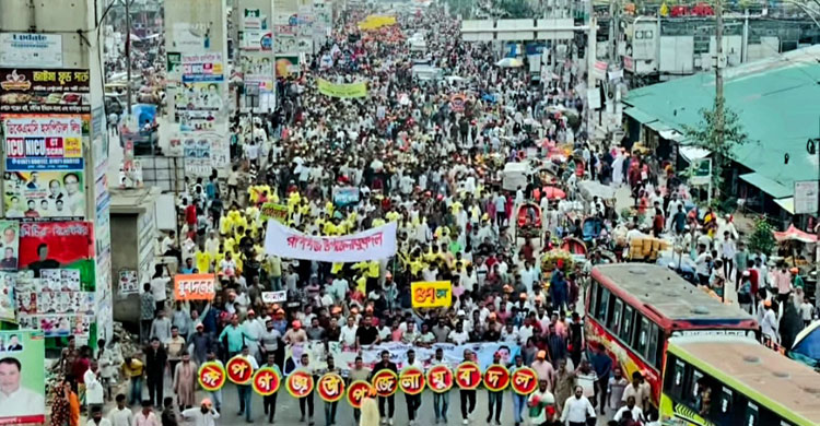 নারায়ণগঞ্জে হাতি-ঘোড়া নিয়ে যুবদলের শোভাযাত্রা