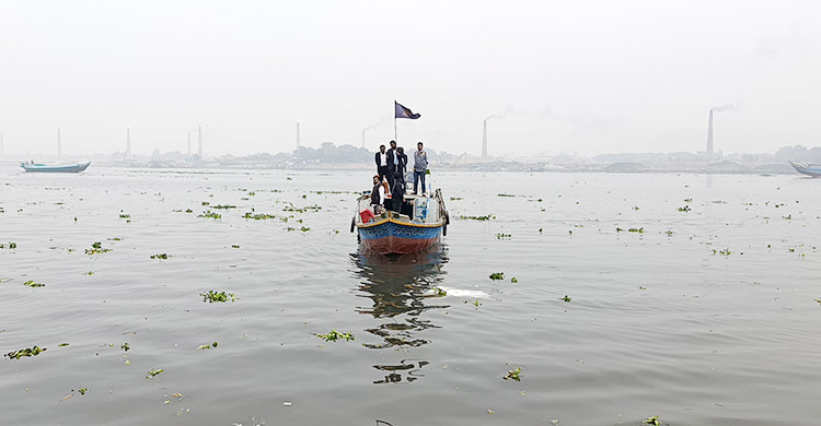 মাঝরাতে দুর্ঘটনা: ধলেশ্বরীতে ফেরি চলাচল বন্ধ, তদন্তে কমিটি