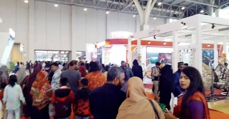 ছুটির দিনে লোকারণ্য বাণিজ্যমেলা