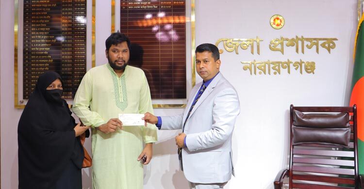 জুলাই আন্দোলনে দৃষ্টি হারানো মাহবুবের পাশে জেলা প্রশাসক