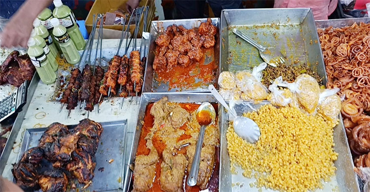 নারায়ণগঞ্জে জমজমাট ইফতার বাজার