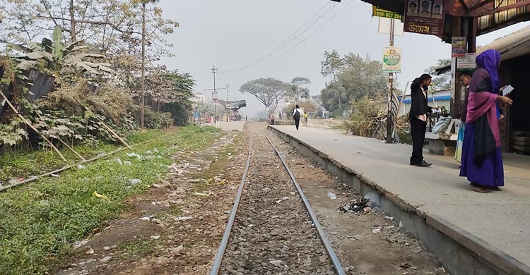 ট্রেন বন্ধ, ঢাকা-নারায়ণগঞ্জ রুটে দুর্ভোগে শিক্ষার্থী-অফিসগামীরা