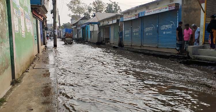 সারাবছর পানিতে তলিয়ে থাকে সড়ক