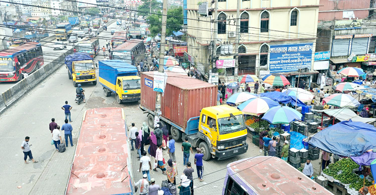 যানচলাচল স্বাভাবিক হলেও বাড়তি ভাড়ার অভিযোগ