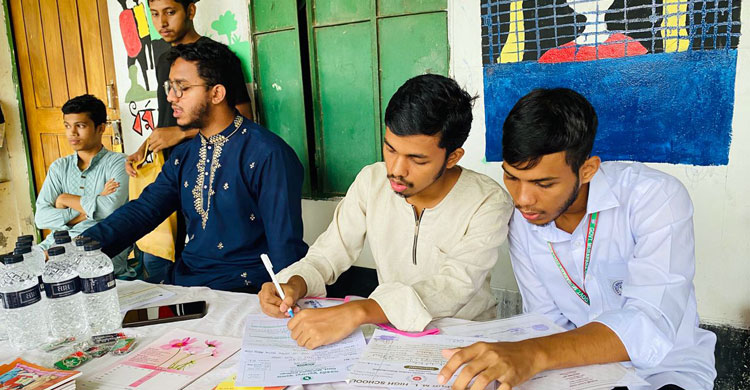 শিবিরের ভর্তি সহায়তা কেন্দ্রে ছাত্রদল কর্মীদের হামলা