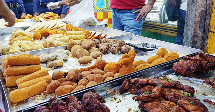 নারায়ণগঞ্জে জমজমাট ইফতার বাজার