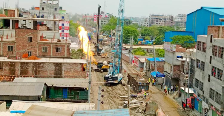 নারায়ণগঞ্জে ভেকুর আঘাতে গ্যাস লাইন ফেটে আগুন