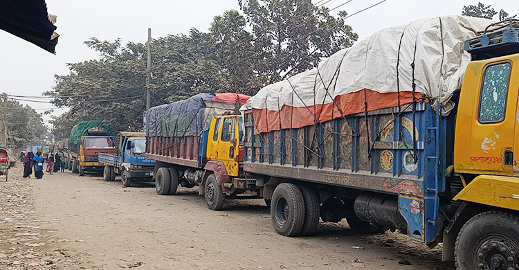 মাঝরাতে দুর্ঘটনা: ধলেশ্বরীতে ফেরি চলাচল বন্ধ, তদন্তে কমিটি