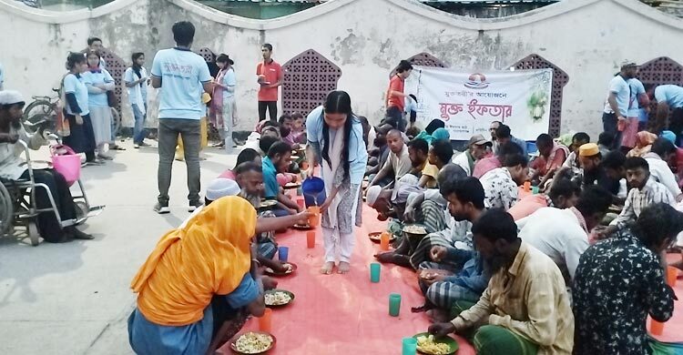 নারায়ণগঞ্জে পথচারীদের জন্য ‘মুক্ত ইফতার’