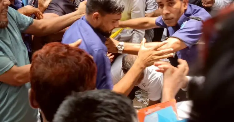 আদালতে হত্যা মামলার আসামিকে পুলিশের সামনে মারধর