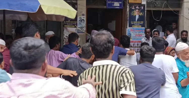 আদালতে হত্যা মামলার আসামিকে পুলিশের সামনে মারধর