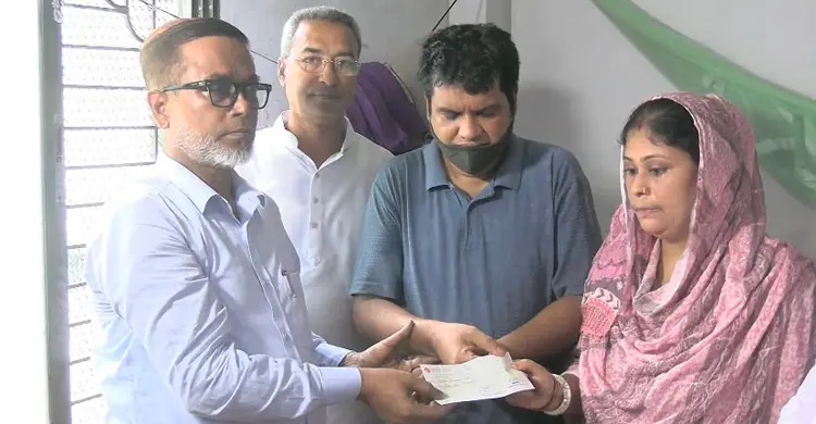 রিয়া গোপের পরিবারকে নাসিক প্রশাসকের আর্থিক অনুদান