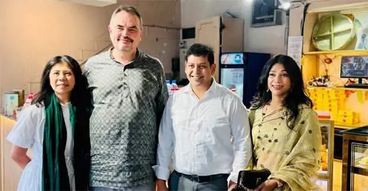 স্ত্রীকে নিয়ে পূজামণ্ডপ পরিদর্শনে মার্কিন রাষ্ট্রদূত
