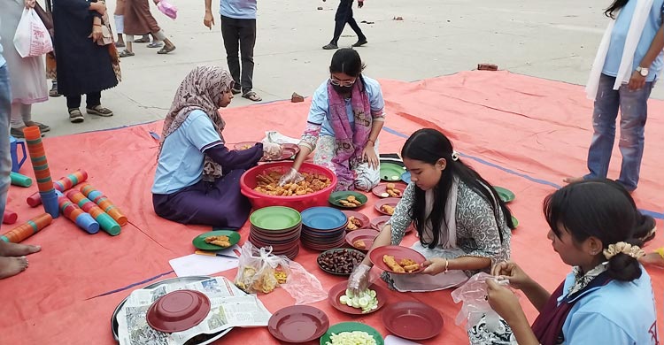 নারায়ণগঞ্জে পথচারীদের জন্য ‘মুক্ত ইফতার’