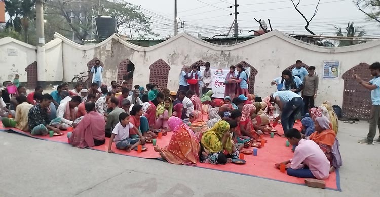 নারায়ণগঞ্জে পথচারীদের জন্য ‘মুক্ত ইফতার’