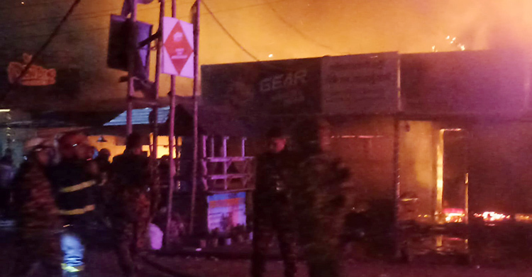 পূর্বাচলের নীলা মার্কেটে অগ্নিকাণ্ড, ৫ দোকান পুড়ে ছাই