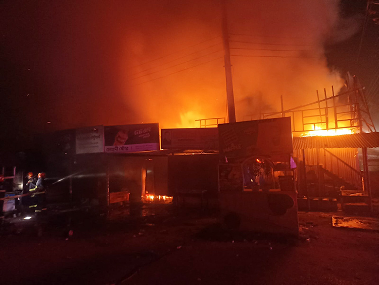 পূর্বাচলের নীলা মার্কেটে অগ্নিকাণ্ড, ৫ দোকান পুড়ে ছাই