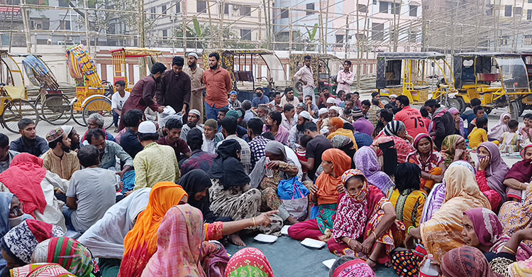 প্রতিদিন ২০০ অসহায়কে ইফতার করাচ্ছেন খেলাফত মজলিস নেতা