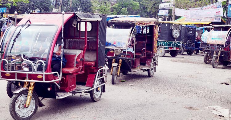 ঈদযাত্রায় ঢাকা-চট্টগ্রাম মহাসড়কের গলার কাঁটা অটোরিকশা