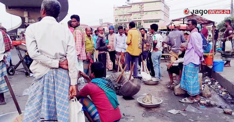 যে হাটে বিক্রি হয় মানুষের হাড়ভাঙা খাটুনি আর গায়ের শ্রম