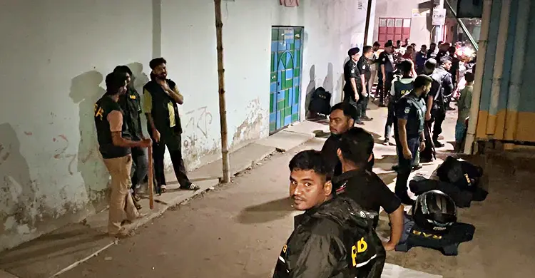 আতঙ্কের নগরী নারায়ণগঞ্জ, দিনে বের হতেও ভয়