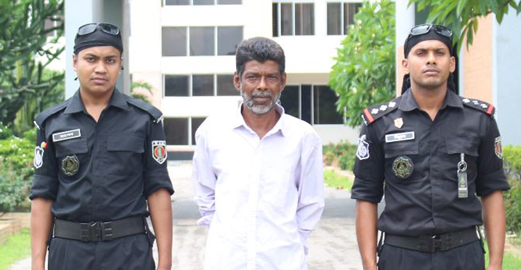 ঘুমন্ত স্ত্রী-সন্তানের ওপর অ্যাসিড নিক্ষেপ, স্বামী গ্রেফতার