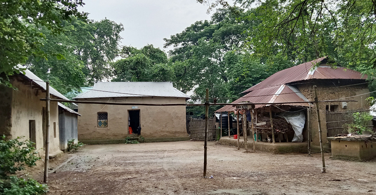 কালের বিবর্তনে হারিয়ে যাচ্ছে গ্রামীণ ঐতিহ্য মাটির ঘর