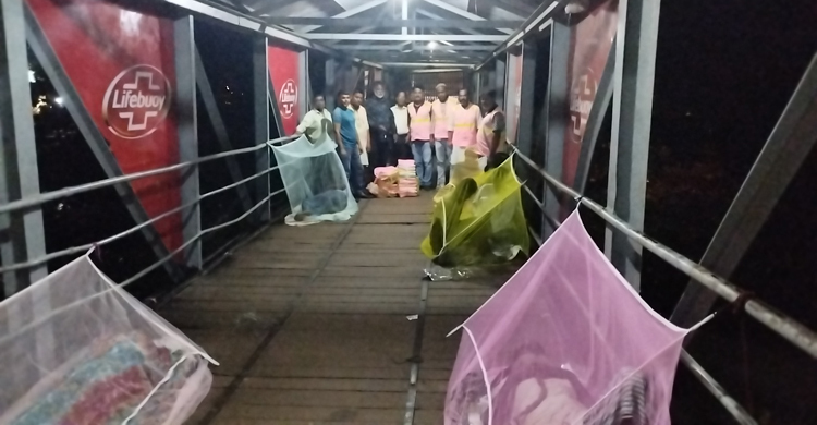 মশারি নিয়ে ছিন্নমূলের পাশে ‘টিম খোরশেদ’