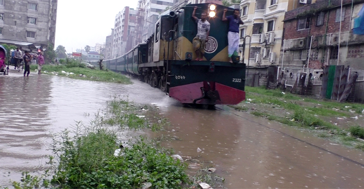 পানির নিচে ঢাকা-নারায়ণগঞ্জ রেললাইন, ঝুঁকি নিয়ে চলাচল